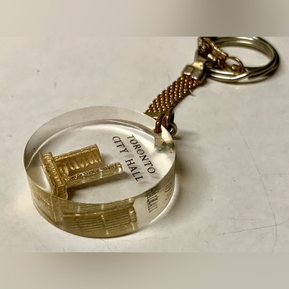 1970s Vintage 24k Gold Inlaid Acrylic Lucite TORONTO CITY HALL Keychain Fob - Picture 6 of 9